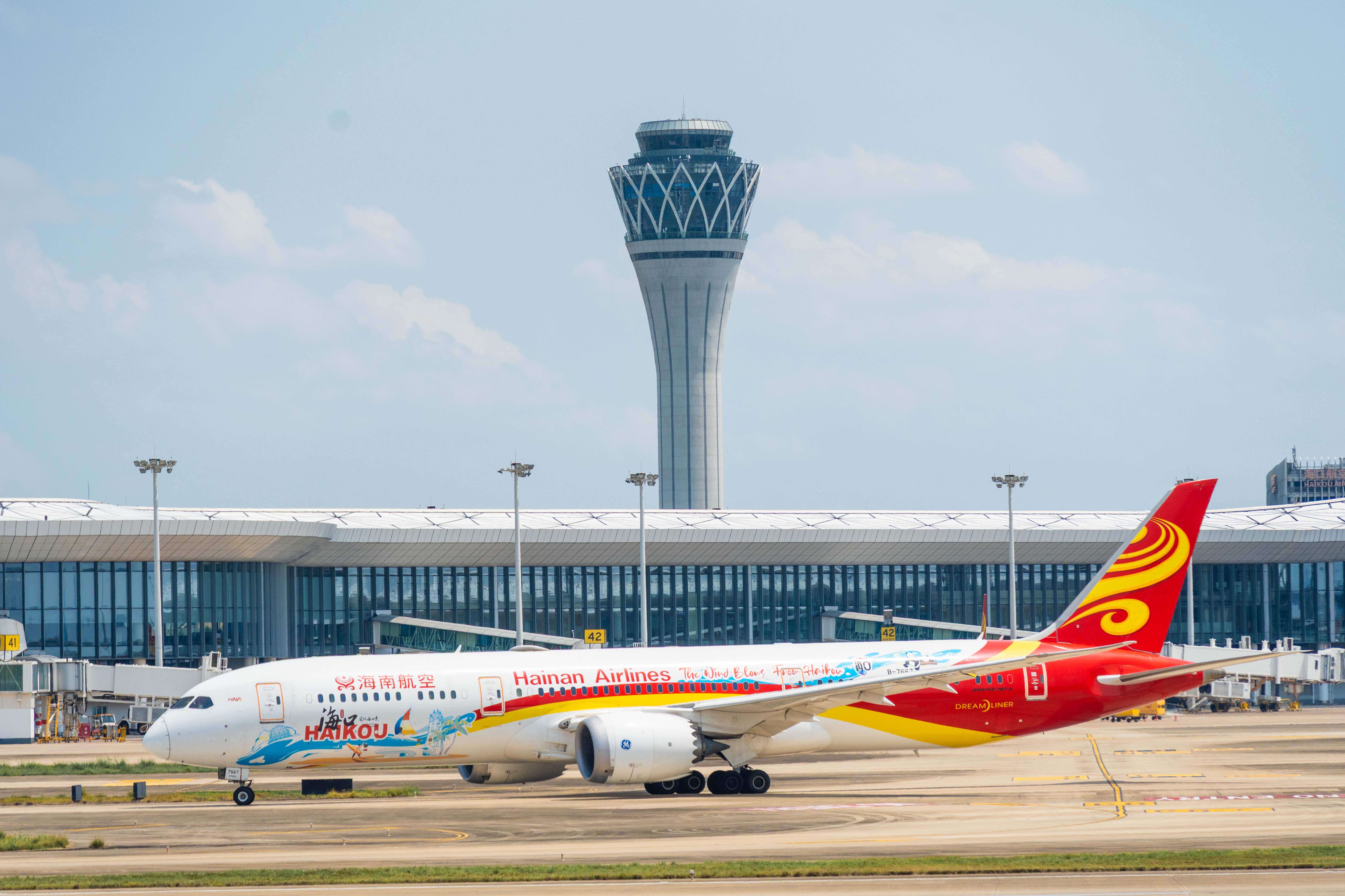 附图3：海南航空海口—伦敦首航航班准备启航.jpg