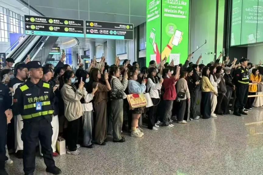 粉丝追星将工作人员推倒在地……近期杭州机场发生多起事件