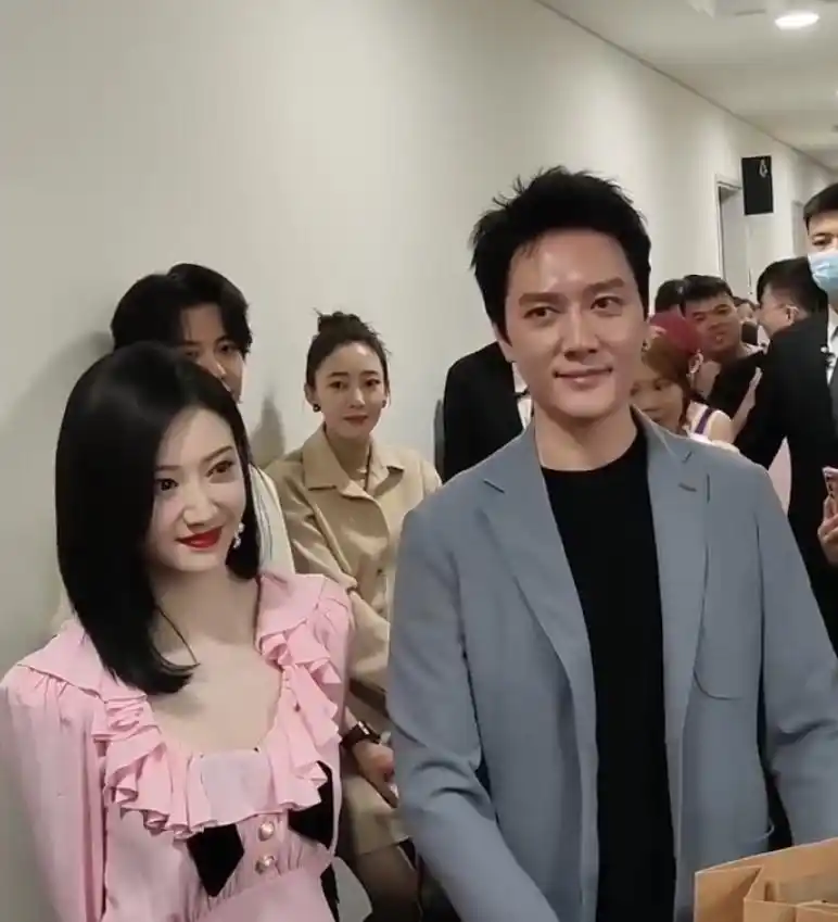 演员冯绍峰、景甜被传闪婚，冯绍峰工作室：