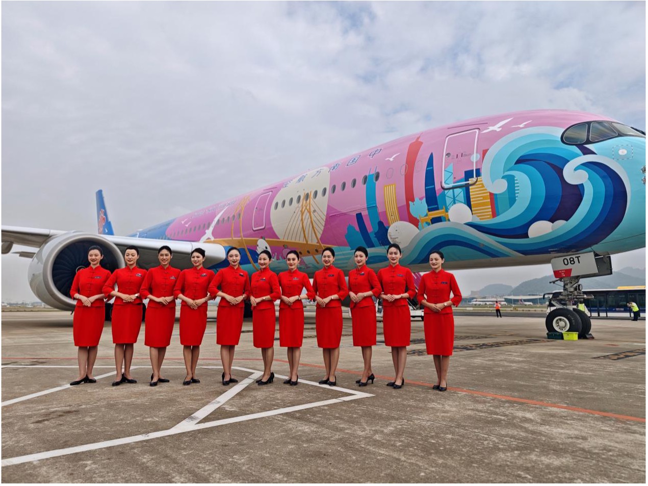 “活力湾区号”十五运会主题彩绘飞机亮相宝安