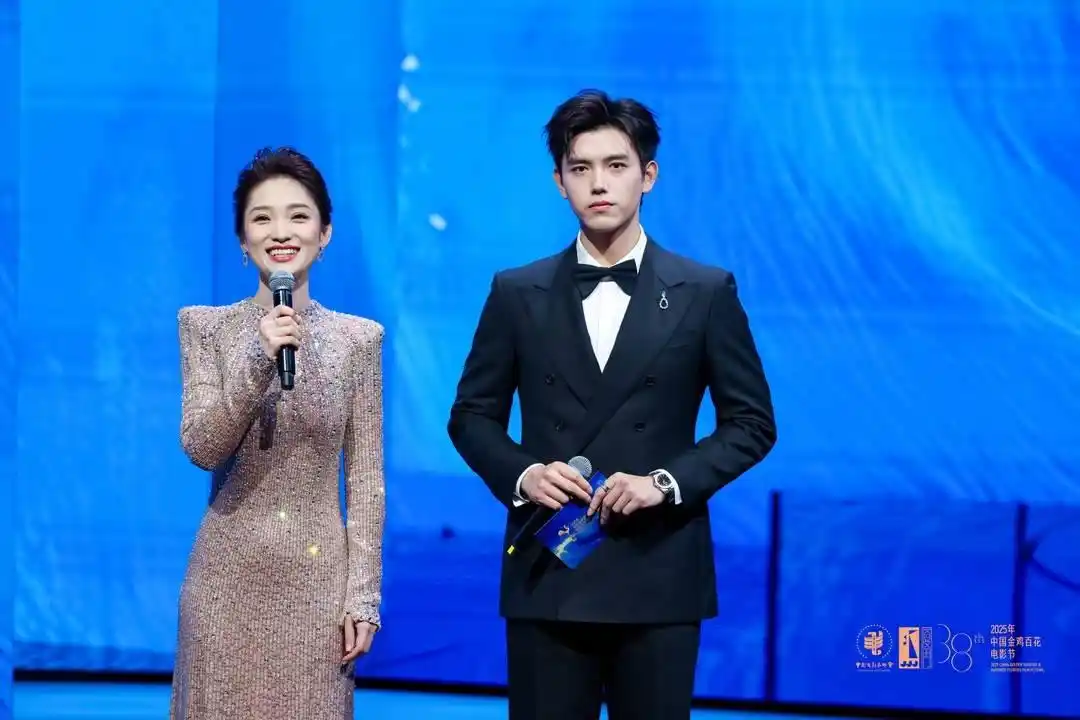 2025中国金鸡百花电影节开幕 黄渤周冬