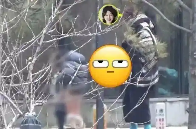 演员白百何让孩子随地小便，一旁提示牌显示