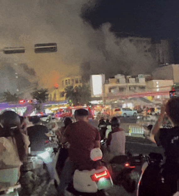 海口解放西一建筑突发火灾,现场浓烟滚滚……