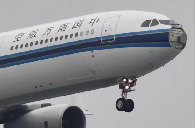 整流罩脱落 风挡玻璃破裂！南方航空航班紧