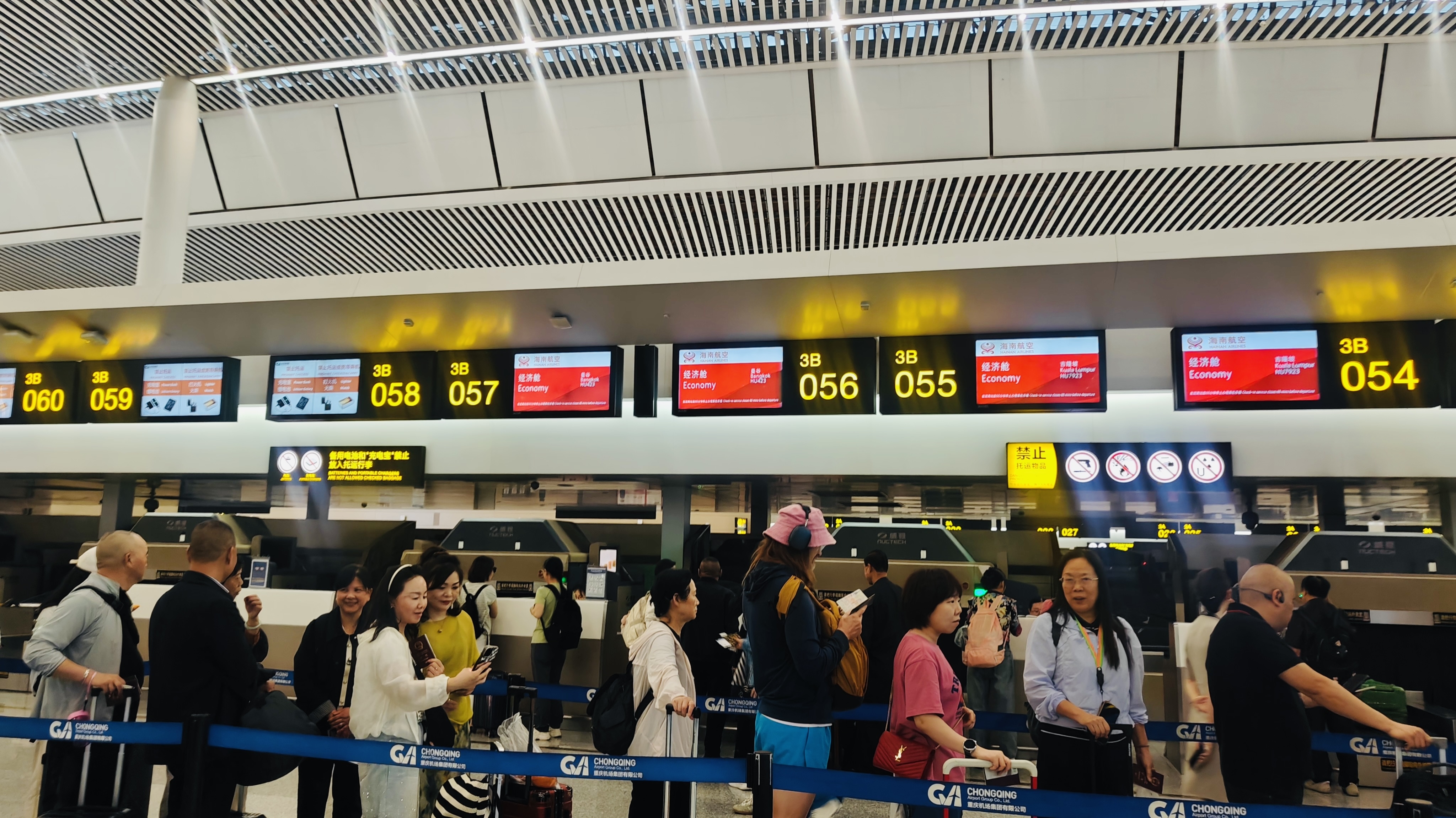 附图2:海南航空重庆—吉隆坡首航航班旅客有序办理值机手续.jpg