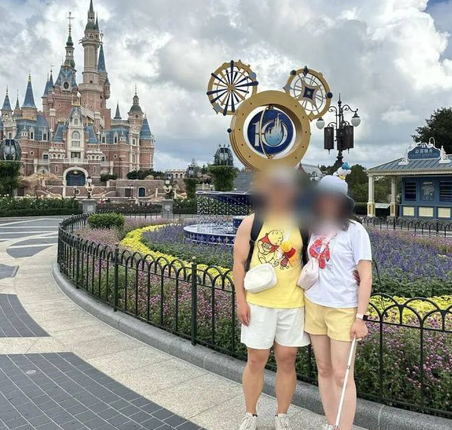 视障女子在上海迪士尼玩时被要求“把盲杖收
